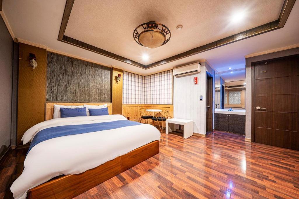 Sky Hotel Changwon Exterior foto
