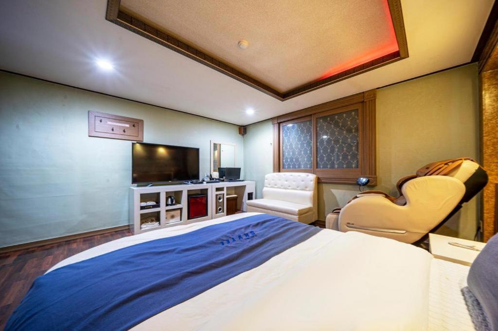 Sky Hotel Changwon Exterior foto